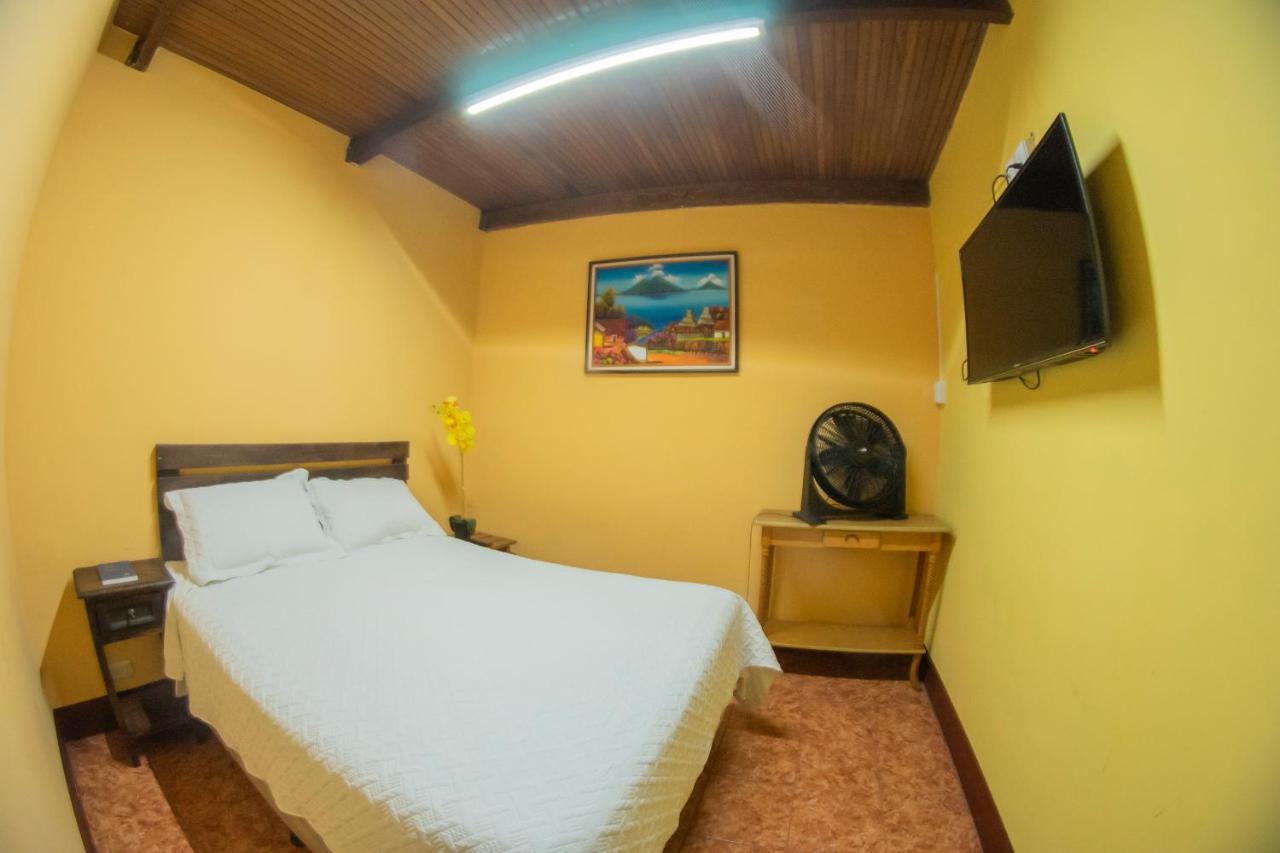 Euro Hostal Гватемала Экстерьер фото